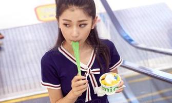 AISS爱丝(黄金版) – 滑板少女索菲：看她在原图里飘逸滑行！