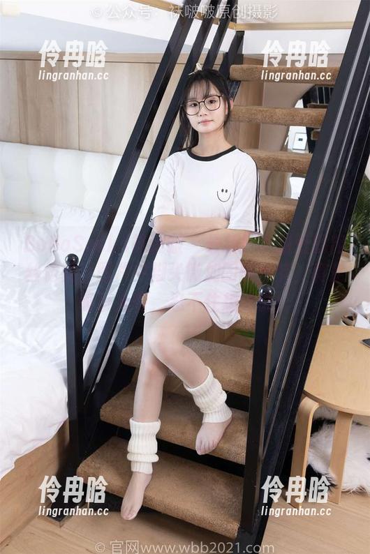 BoBoSocks袜啵啵-小甜豆 BoBoSocks袜啵啵 - 最新!小甜豆的肉丝作品,图片中脚尖微加固的细节,真是吸引人啊,忍不住想讨论!