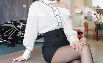 Feilin嗲囡囡 – 露露小喵办公室写真：看她如何用套图打破冷冰冰的职场气氛！