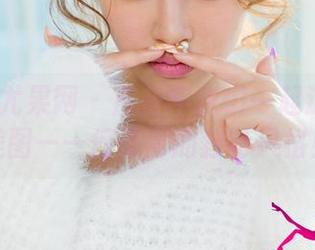 UGirls尤果网 – 那些年我们一起追的裸足美图——何曼丽的独特风格！