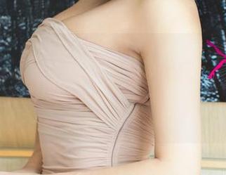UGirls尤果网 – 从未见过如此美丽的花嫁！来禅叽zankii的高清图库瞧瞧，真是眼前一亮。