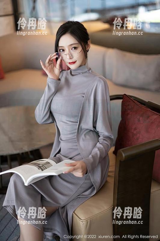 Xiuren秀人网 - 奶芙乔乔的制服图包：这是一场关于认真与可爱结合的时尚实验，结果有点甜！