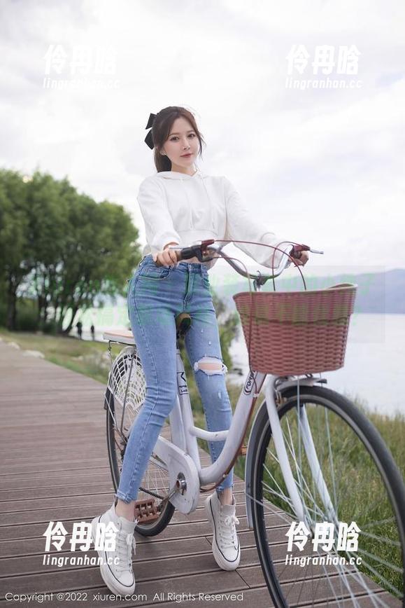 Xiuren秀人网-小纯子 Xiuren秀人网 - 职业装写真中的小纯子:轻松搞定职场风格,谁说不能优雅?