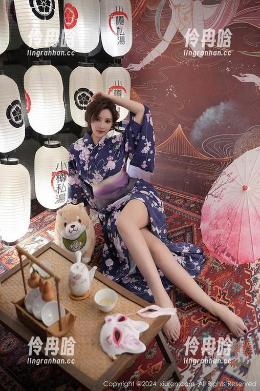 Xiuren秀人网 - 李可儿的制服风暴：原图与套图互相对视，仿佛传递了什么神秘讯息！