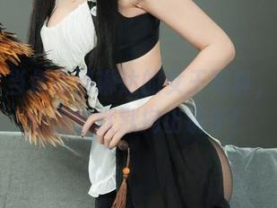 丽柜 – 当你看到琳达的女王写真，照片里的你就默默掏出镜子！