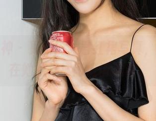 克拉女神 – 更新！孟君红裙写真，时光竟在她的裙摆间悄悄流淌。