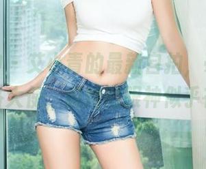 头条女神 – 艾小青的最新自拍，毫无疑问是个风格大使，但她的眼神似乎在说啥？