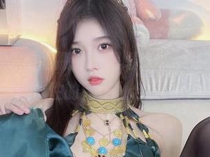 最新“小小奶瓶儿”照曝光，牛仔裤和个性的完美融合。