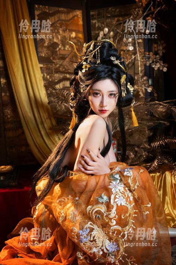 年年Nnian 年年Nnian又来了,户外图册里的cos故事简直没完没了...