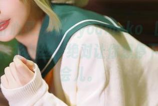 图片直击心灵！幼爱youmeko樋口円香的竞泳无衬衫灰丝，绝对让你想停下来看一会儿。