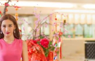 推女神 – 如果晓艾fafa的礼服是个字，那一定是‘哇！’——看看这些图片，快有点小心脏承受不住！