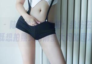推女郎 – 陆瓷的镂空私拍：我站在窗边，既想拍照又怕隔壁大妈的围观