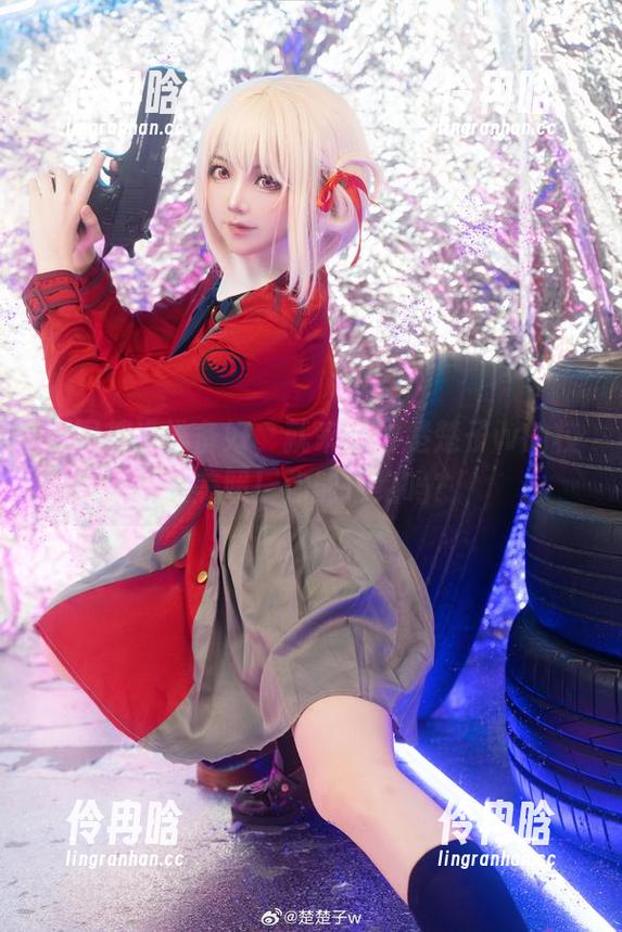 原图都没准备好，就来探讨楚楚子w的校服美照！你能拒绝吗？