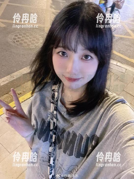 炸酱沐沐的比基尼与大海：高清写真集里，她化身夏日女神，心里那个涌动的感觉你懂的。