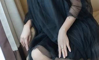 爱蜜社 – 李李七七喜喜的红裙，不仅仅是颜色，这组最新美图藏了太多故事！