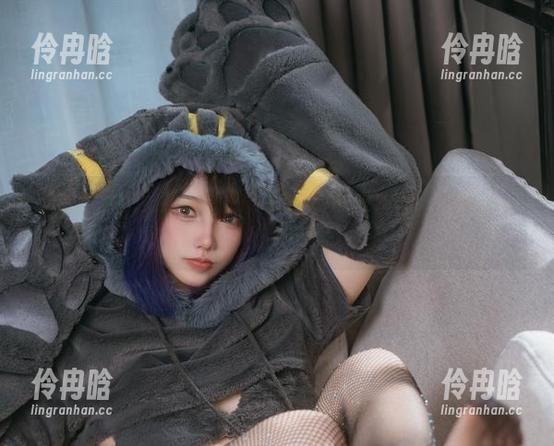 深蓝魅魔在狐洛洛子的原图里，简直是撩人心弦的小妖精！