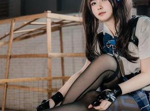 被白莉爱吃巧克力的裸足私拍撩动，仿佛在和风中跳舞！