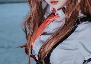 如果你觉得白莉爱吃巧克力的爱蜜莉雅套图不够，那可得看看她的更新哟！