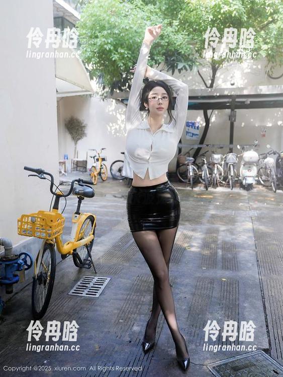 秀人网-容容容Alice 秀人网 - 容容容Alice的夏日泳池情景?图库资源让你感受水波荡漾的微妙诱惑!