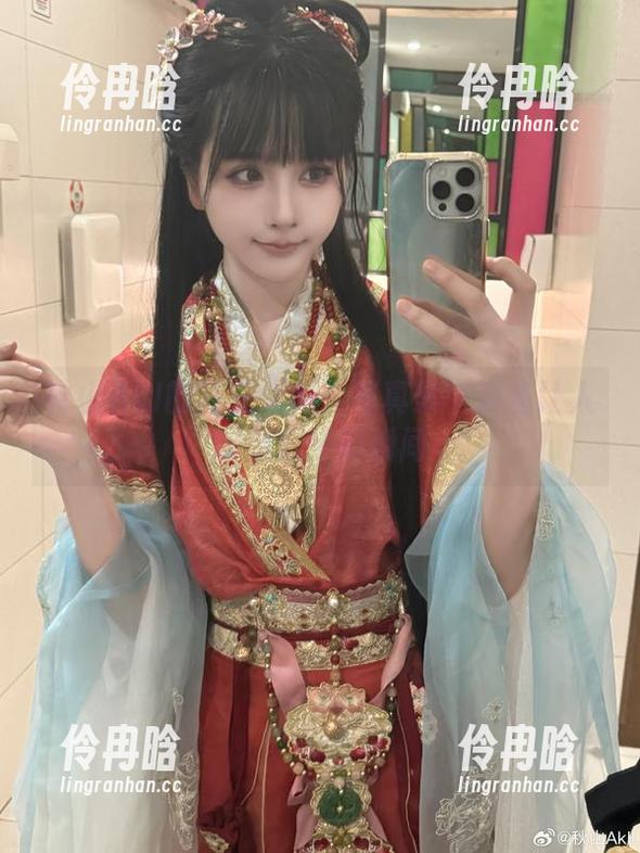 秋山AkI 秋山AkI的狂三之旅:写真集中那些让人难以忘怀的瞬间