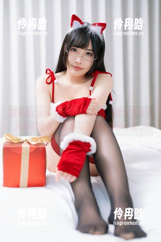 糖果果Candy 糖果果Candy的连体衣写真,照片里每个角度都散发着无辜与诱惑的微妙平衡。