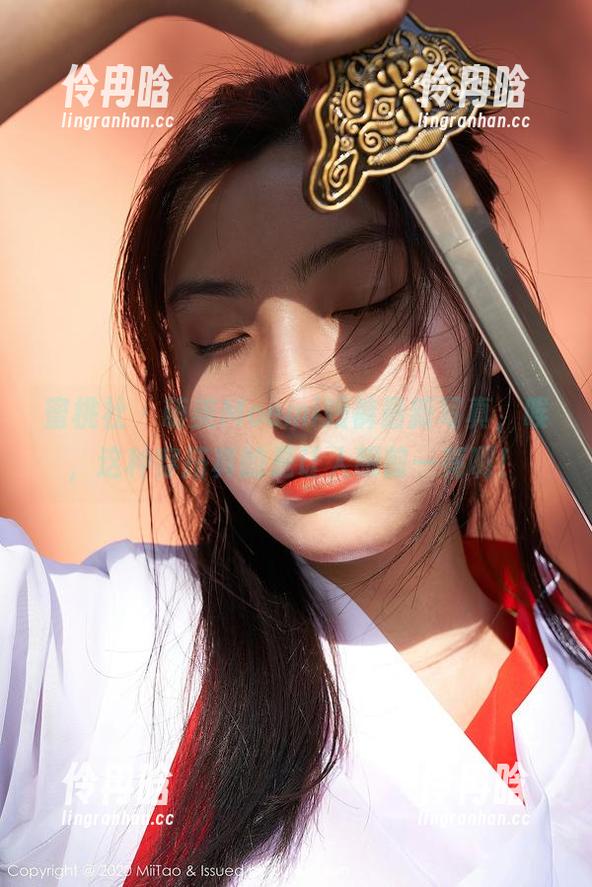 蜜桃社-萌美Moemi 蜜桃社 - 萌美Moemi短裤最新写真,唉,这种穿搭真的是让人眼前一亮啊!