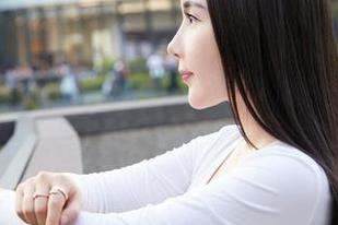 蜜桃社 – 静香Mandy的新白裙写真，堪称‘裙’神之作，连我家猫都开始学习走秀了。