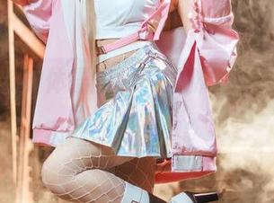 蜜汁猫裘的体操服：原图激发的只是一场视觉的嬉戏。