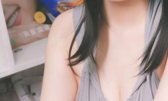 看陌陌咕咕咕的美图图集时，觉得自己仿佛也穿上了那件制服，这感觉，妙不可言。