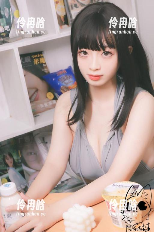 陌陌咕咕咕 看陌陌咕咕咕的美图图集时,觉得自己仿佛也穿上了那件制服,这感觉,妙不可言。