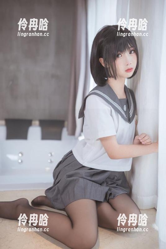 面饼仙儿 面饼仙儿的JK写真:分享一下,她真的是个奇妙的存在