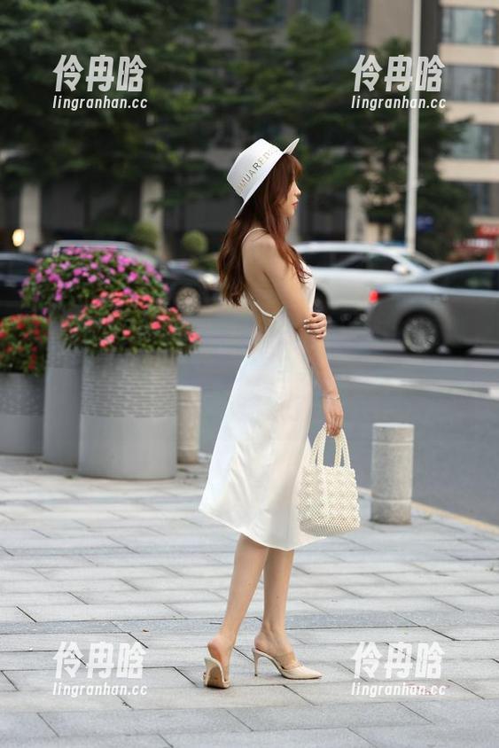 魔镜街拍-婷婷 魔镜街拍 - 跟随婷婷的白色吊带连衣裙黑丝美腿,超梦幻的分享合集,感觉自己快变成小迷妹了。