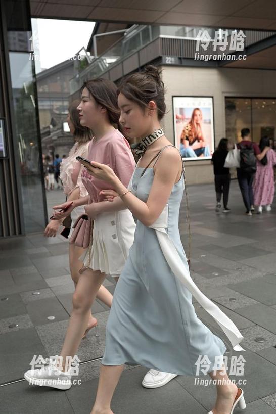 魔镜街拍 制服包臀裙小姐姐2教室,魔镜街拍写真集,不下载你可真是太可惜了!