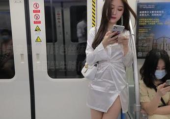 魔镜街拍最新来袭，咖啡色丝袜高跟美女逛商场，原图让你一秒找回学生时代的购物热情！