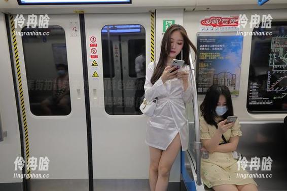魔镜街拍 魔镜街拍最新来袭,咖啡色丝袜高跟美女逛商场,原图让你一秒找回学生时代的购物热情!